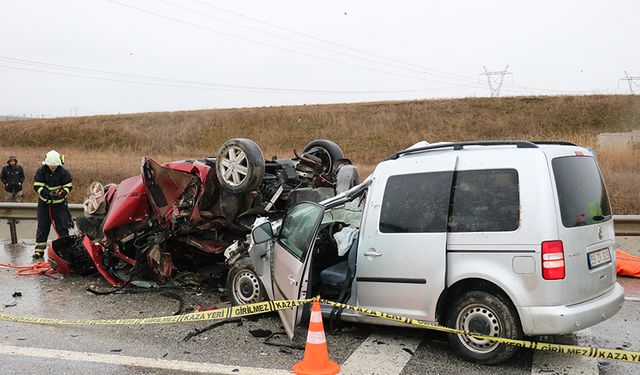 Hafif ticari araçla otomobil çarpıştı: 2 ölü, 1 yaralı