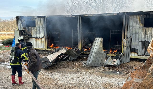 Fabrika inşaatındaki işçi konteynerinde yangın çıktı