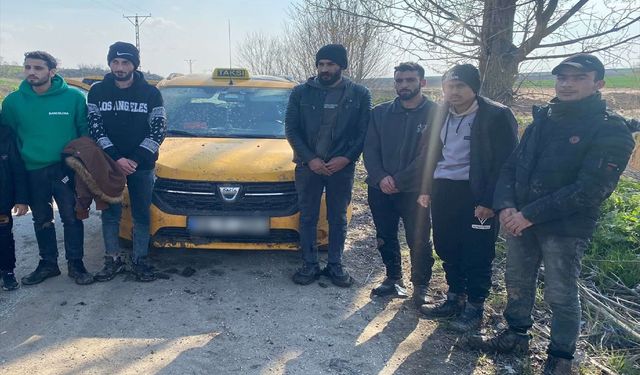 Bir takside 9 düzensiz göçmen yakalandı