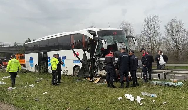 Yolcu otobüsü refüje çarptı: 9 yaralı