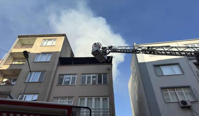 Bir binanın çatısında çıkan yangın diğer yapılara sıçramadan söndürüldü