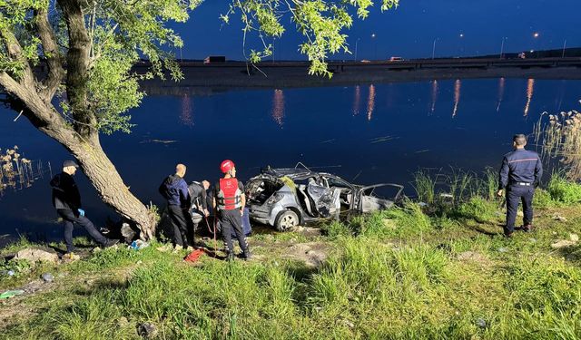 Göle düşen otomobilin sürücüsü hayatını kaybetti