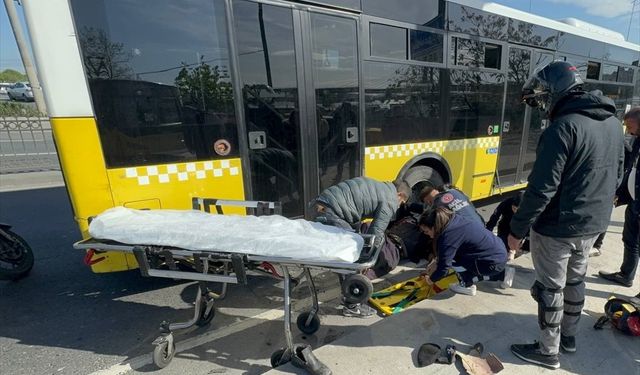 İETT otobüsü ile çarpışan motosikletin sürücüsü yaralandı
