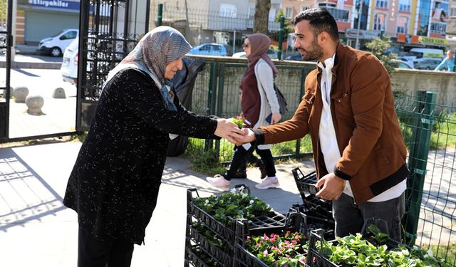 Kabir ziyaretine gelen vatandaşlara ücretsiz çiçek dağıtıldı