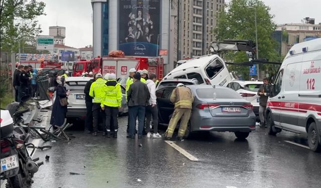 7 araçlı zincirleme trafik kazasında çok sayıda kişi yaralandı