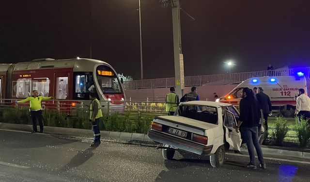 Otomobil tramvay yoluna girdi: 2 kişi yaralı