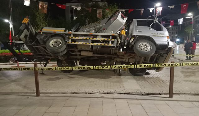 Çerkezköy’de belediyeye ait vinç devrildi