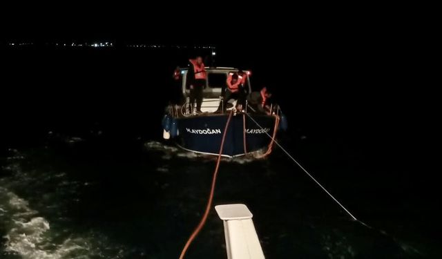 Arızalanan tekne marinaya çekildi