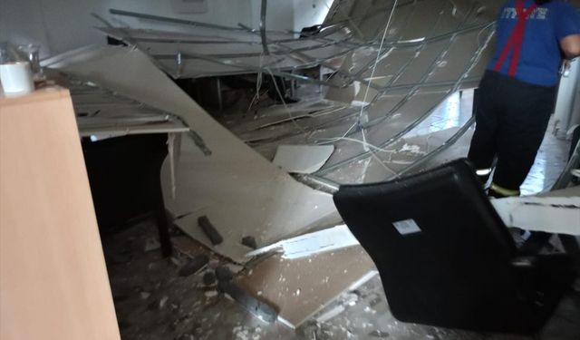 Asma tavanı çöken nikah dairesinde 4 kişi yaralandı