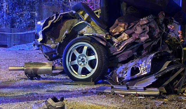 Kaza yapan otomobil ikiye ayrıldı: 1 ölü 1 yaralı