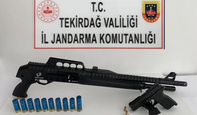 Evinden ruhsatsız tabanca ve tüfek çıktı