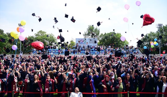 Açıköğretim Sistemi'nden mezun olanlar için tören yapıldı