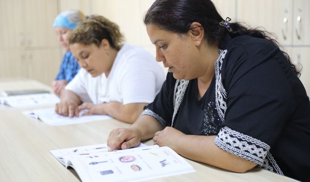 Açılan kursla okuma yazmayı öğrendiler