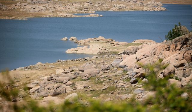 Aşırı sıcaklık barajdaki su seviyesini düşürdü