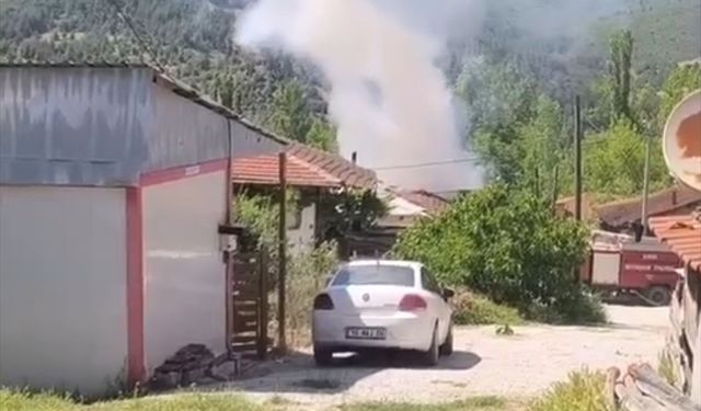 Çıkan yangında ev kullanılamaz hale geldi