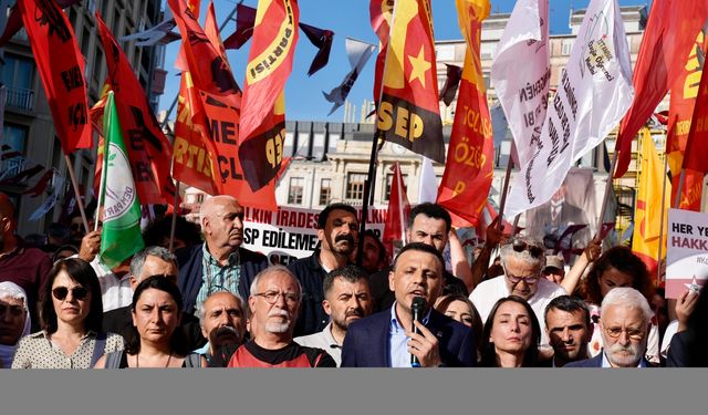 İzinsiz yürüyüş yapan gruba polis müdahale etti