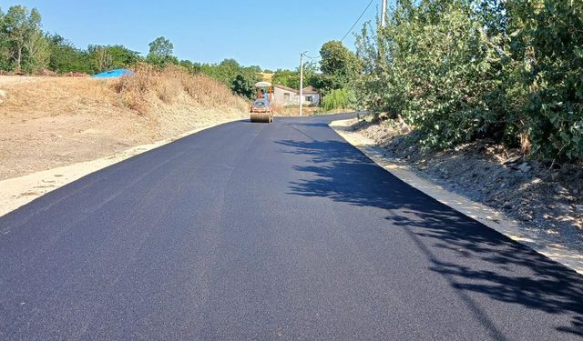 Köy yollarında asfaltlama çalışmaları sürüyor