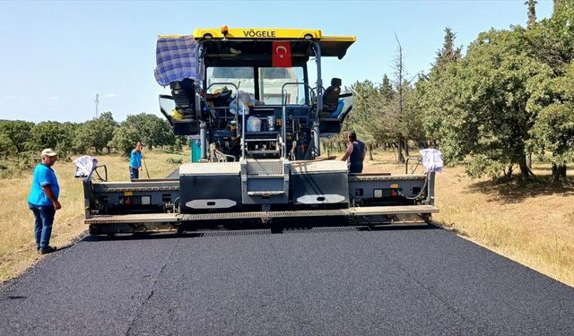 Köy yollarındaki sıcak asfalt çalışmaları devam ediyor