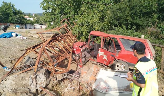 Otomobil elektrik direğine çarptı: 2 kişi ağır yaralandı