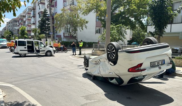 Otomobille hafif ticari aracın karıştığı kazada maddi hasar oluştu