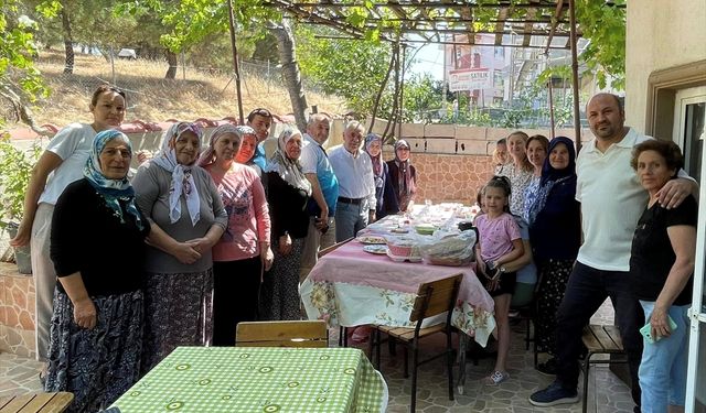 Özcan, şehit Mustafa Kayın'ın ailesini evinde ziyaret etti