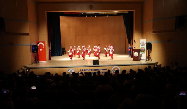 "Rumeli'den Balkan'dan Anadolu'ya" halk oyunları sergilendi