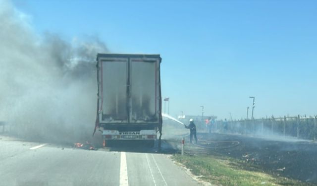 Seyir halindeki elyaf yüklü tır yandı