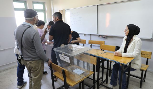 Temizlik görevlisinin hatası mahalleyi bir kez daha sandığa götürdü