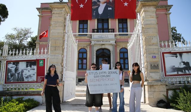 Üniversite öğrencileri ulaşım zammını protesto etti