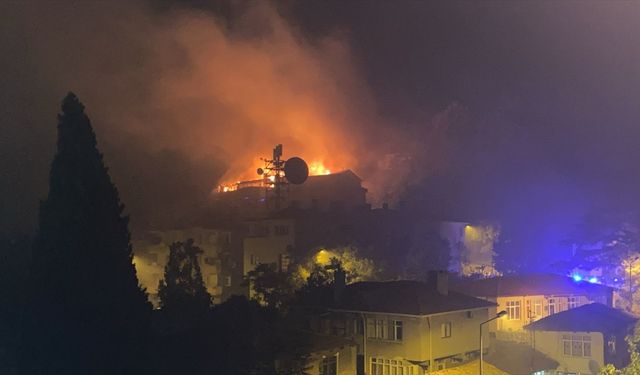 Yan yana olan binaların çatıları alev aldı