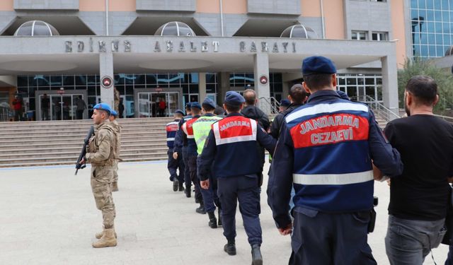 Yurt dışına kaçmaya çalışırken yakalandılar