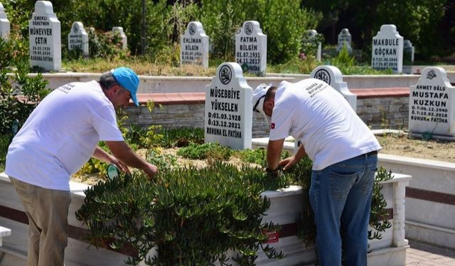 Mezarlıklar bayrama hazır