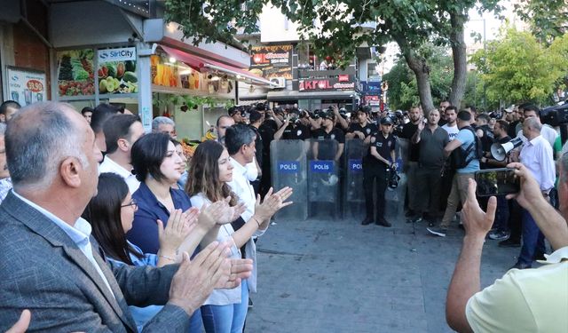 Basın açıklaması yapmak isteyen gruba polis engeli