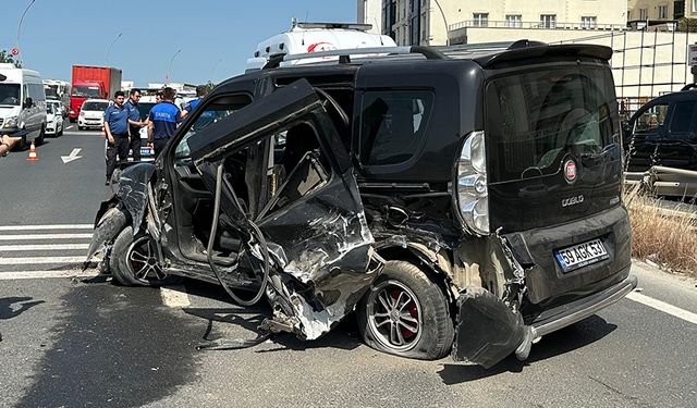 Hafif ticari araç bariyere çarparak kaza yaptı: Sürücü yaralı