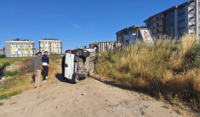 Kontrolden çıkan otomobil önce durağa çarptı sonra yan yattı