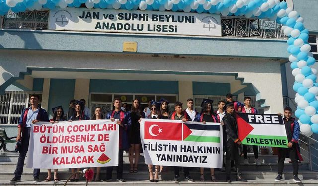 Mezuniyet töreninde İsrail'e protesto