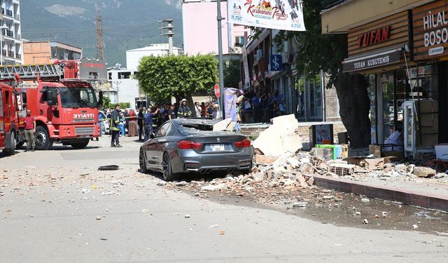 Patlama meydana gelen bina ve çevresinde hasar oluştu