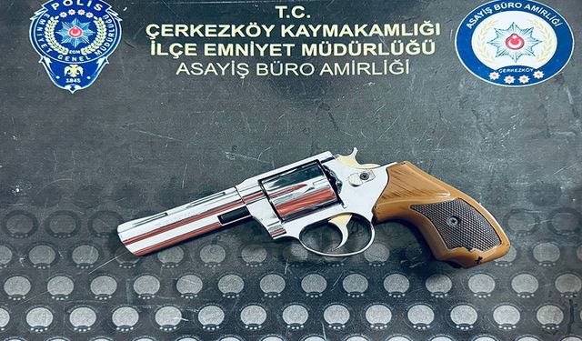 Ticari taksideki yolcudan silah çıktı