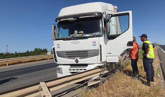 Tırın altında kalan sürücü ağır yaralandı