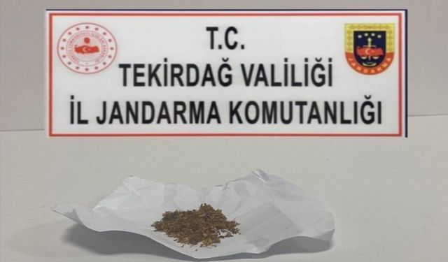 Uyuşturucuyla gezerken jandarmaya yakalandı