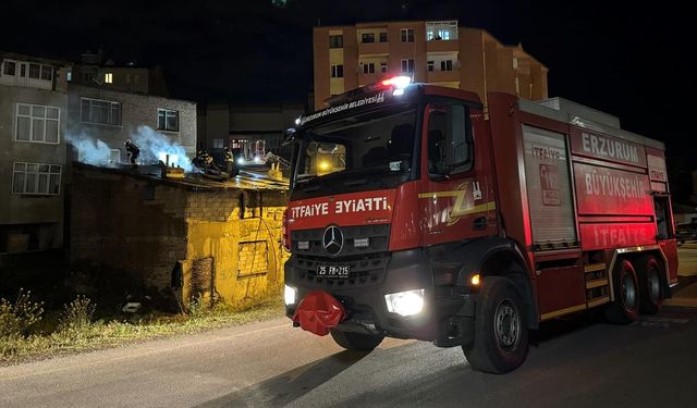 Yanan metruk bina kullanılamaz hale geldi