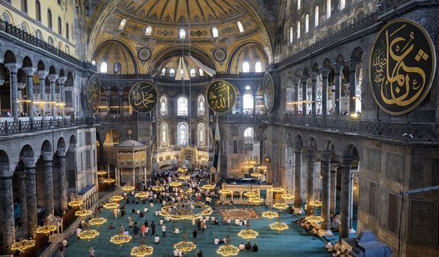 Ayasofya-i Kebir Cami-i Şerifi, ziyaretçi akınına uğradı