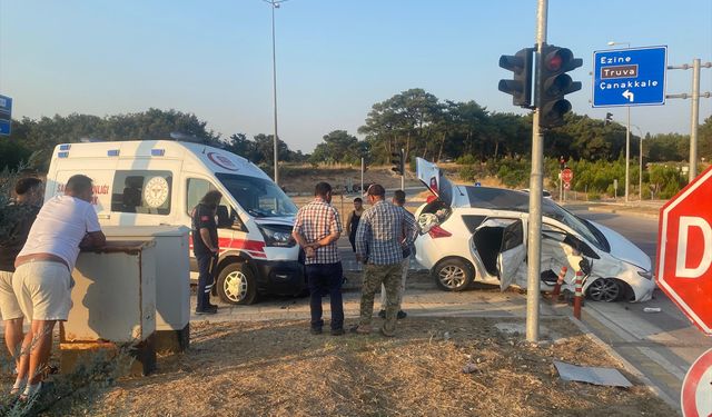 Ayvacık'ta ambulansla otomobil çarpıştı: 3 kişi yaralandı