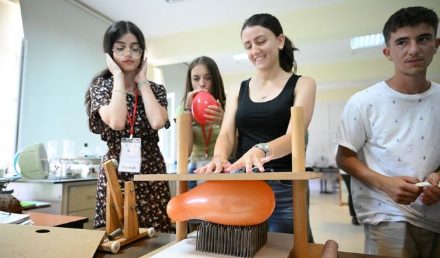 Balkanlar'dan gelen öğrenciler fen ve teknoloji deneyleri yaptı