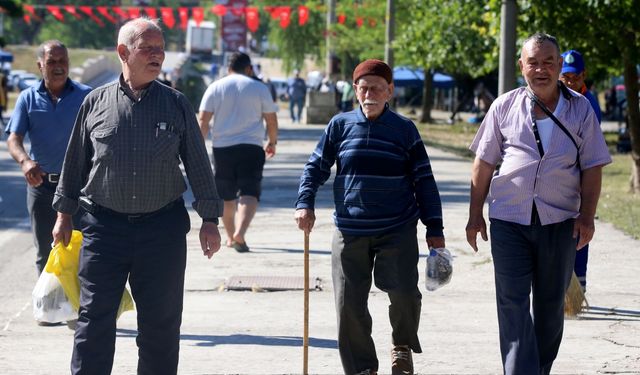 bastonlu yaşlı izleyiciler "er meydanı"ndan uzak kalamıyor