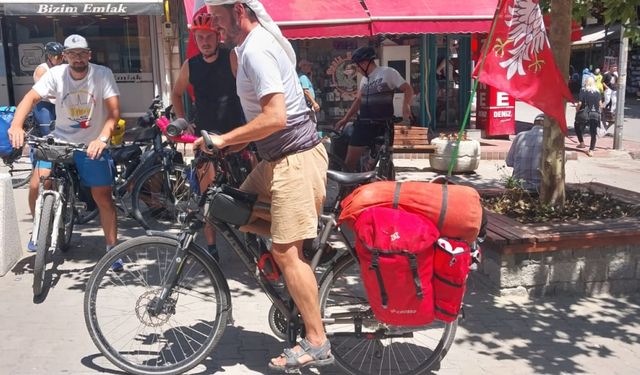 Bisikletleriyle tura çıkan Polonyalı öğretmen ve öğrenciler Gelibolu'ya vardı