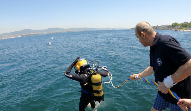 Dalgıçlar İzmit Körfezi'nde mesleğe hazırlanıyor