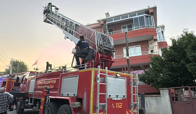 Edirne'de apartmanda çıkan yangından 3 kişi kurtarıldı