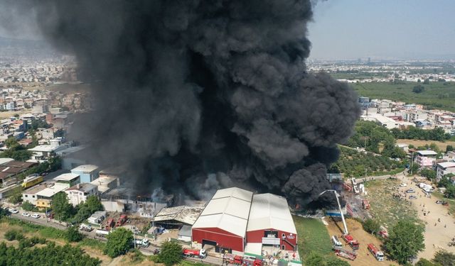 Fabrika ve geri dönüşüm tesisinde süren yangın yayılıyor