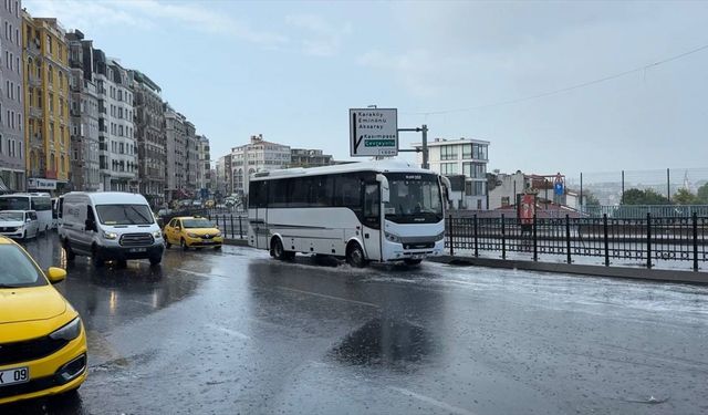 İstanbul'un bazı bölgelerinde yağmur yağıyor